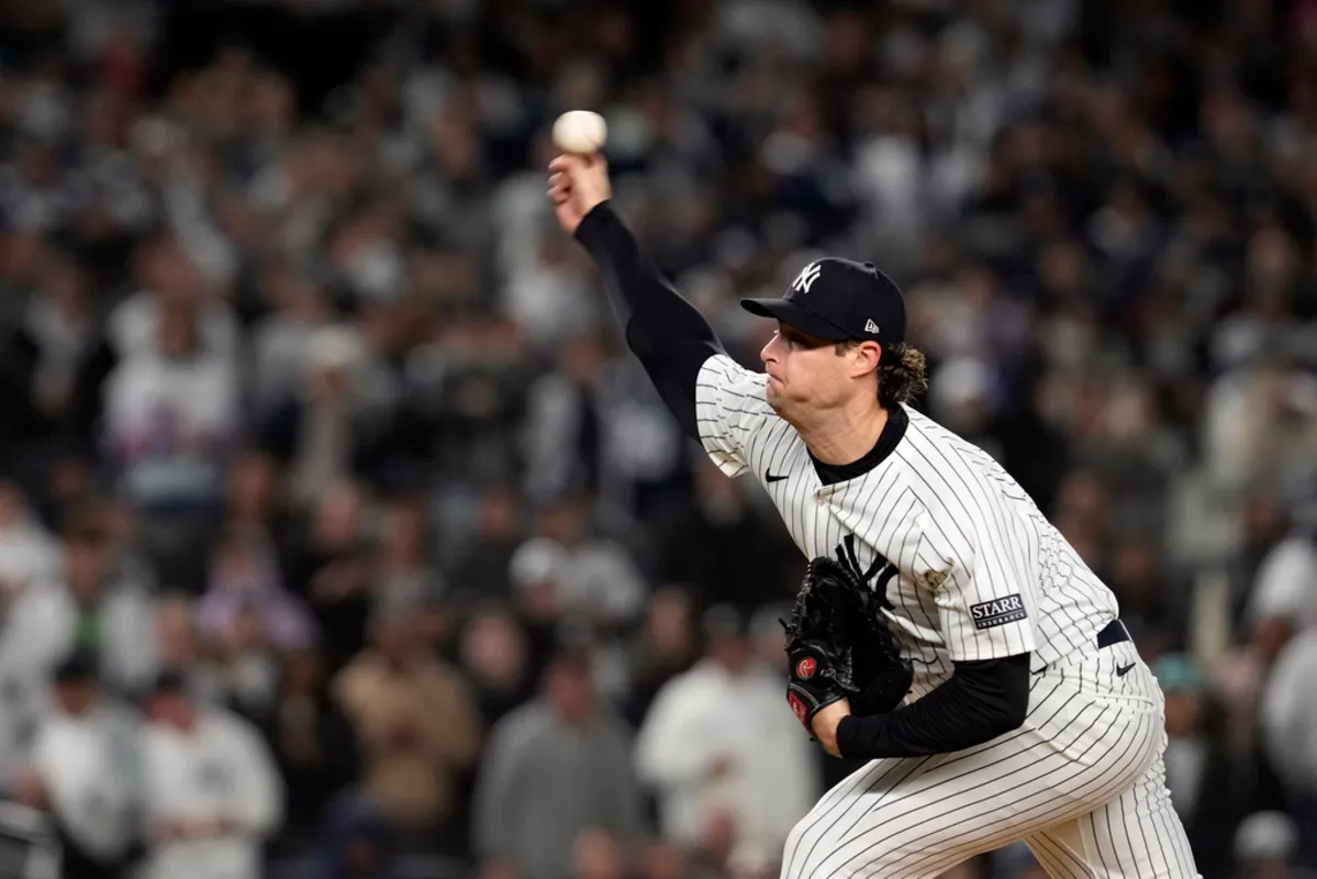 Gerrit Cole de los Yankees de Nueva York lanza en el cuarto inning ante los Guardianes de Cleveland en el segundo juego de la Serie de Campeonato de la Liga Americana, el martes 15 de octubre de 2024, en Nueva York.(AP Foto/Godofredo Vásquez)