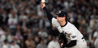 Gerrit Cole de los Yankees de Nueva York lanza en el cuarto inning ante los Guardianes de Cleveland en el segundo juego de la Serie de Campeonato de la Liga Americana, el martes 15 de octubre de 2024, en Nueva York.(AP Foto/Godofredo Vásquez)