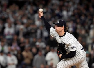 Gerrit Cole de los Yankees de Nueva York lanza en el cuarto inning ante los Guardianes de Cleveland en el segundo juego de la Serie de Campeonato de la Liga Americana, el martes 15 de octubre de 2024, en Nueva York.(AP Foto/Godofredo Vásquez)