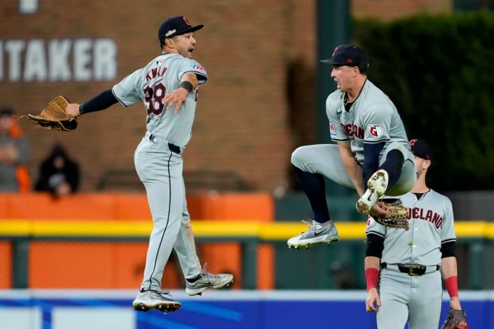 Steven Kwan (38), de los Guardianes de Cleveland, celebra con su compañero de equipo Will Brennan, a la derecha, al final del Juego 4 de una Serie Divisional de la Liga Americana contra los Tigres de Detroit, el jueves 10 de octubre de 2024, en Detroit. Los Guardianes ganaron 5-4. (AP Foto/Paul Sancya)