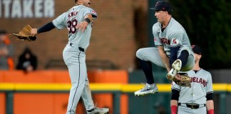 Steven Kwan (38), de los Guardianes de Cleveland, celebra con su compañero de equipo Will Brennan, a la derecha, al final del Juego 4 de una Serie Divisional de la Liga Americana contra los Tigres de Detroit, el jueves 10 de octubre de 2024, en Detroit. Los Guardianes ganaron 5-4. (AP Foto/Paul Sancya)