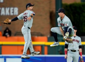 Steven Kwan (38), de los Guardianes de Cleveland, celebra con su compañero de equipo Will Brennan, a la derecha, al final del Juego 4 de una Serie Divisional de la Liga Americana contra los Tigres de Detroit, el jueves 10 de octubre de 2024, en Detroit. Los Guardianes ganaron 5-4. (AP Foto/Paul Sancya)