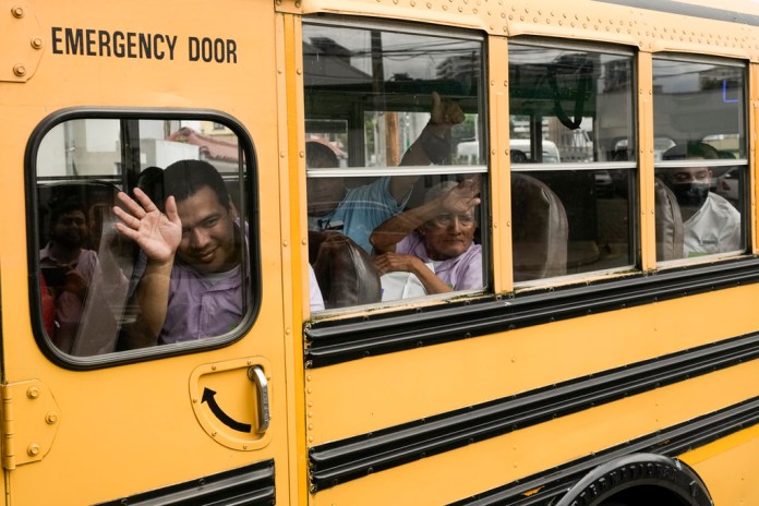 ARCHIVO - Varios nicaragüenses saludan desde un autobús tras ser liberados de una prisión en Nicaragua y al aterrizar en el aeropuerto de Ciudad de Guatemala, el 5 de septiembre de 2024. (AP Foto/Moisés Castillo, Archivo)