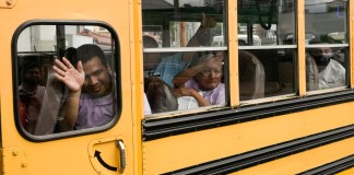 ARCHIVO - Varios nicaragüenses saludan desde un autobús tras ser liberados de una prisión en Nicaragua y al aterrizar en el aeropuerto de Ciudad de Guatemala, el 5 de septiembre de 2024. (AP Foto/Moisés Castillo, Archivo)