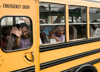 ARCHIVO - Varios nicaragüenses saludan desde un autobús tras ser liberados de una prisión en Nicaragua y al aterrizar en el aeropuerto de Ciudad de Guatemala, el 5 de septiembre de 2024. (AP Foto/Moisés Castillo, Archivo)