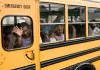 ARCHIVO - Varios nicaragüenses saludan desde un autobús tras ser liberados de una prisión en Nicaragua y al aterrizar en el aeropuerto de Ciudad de Guatemala, el 5 de septiembre de 2024. (AP Foto/Moisés Castillo, Archivo)