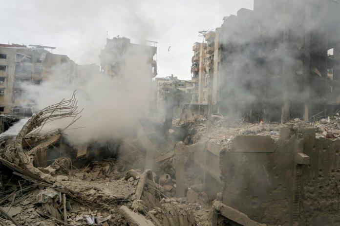 Ataque aéreo israelí en Choueifat, al sureste de Beirut, Líbano. (Foto AP/Bilal Hussein)