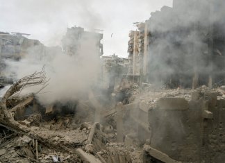 Ataque aéreo israelí en Choueifat, al sureste de Beirut, Líbano. (Foto AP/Bilal Hussein)