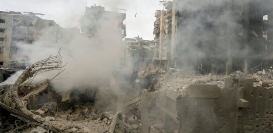 Ataque aéreo israelí en Choueifat, al sureste de Beirut, Líbano. (Foto AP/Bilal Hussein)