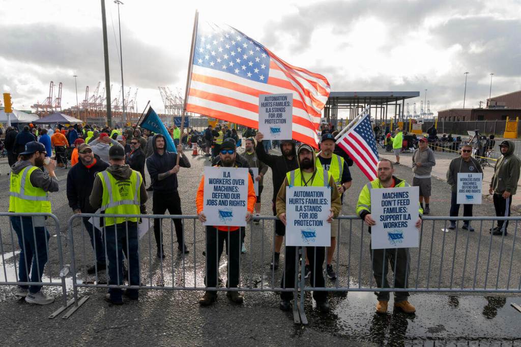 Trabajadores del puerto marÃ­timo de Nueva Jersey durante huelga en el puerto de Nueva York y Nueva Jersey (EE.UU.). EFE/Ãngel Colmenares