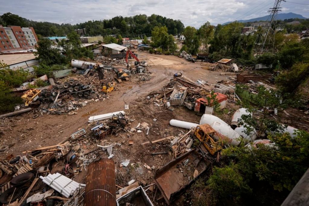 Escombros tras el paso del huracán Helene, el lunes 30 de septiembre de 2024, en Asheville, Carolina del Norte. (AP Foto/Mike Stewart)