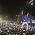 Joe Lindquist, de 32 y residente en St. Petersburg, camina sobre ladrillos caídos junto a una grúa derribada en la 1st Avenue Southl cerca de las oficinas del diario Tampa Bay Times, en St. Petersburg, Florida, el 10 de octubre de 2024, tras el paso del huracán Milton por la zona. (Chris Urso/Tampa Bay Times vía AP)