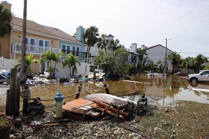 Daños causados por el paso del huracán Milton en Sarasota, Florida (EE.UU.). Foto La Hora: EFE/Octavio Guzmán