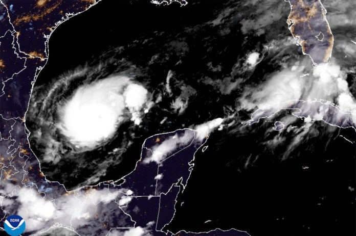 Esta imagen de satélite de la Oficina Nacional de Administración Oceánica y Atmosférica de Estados Unidos (NOAA, por sus siglas en inglés) tomada a las 11:36 de la noche del domingo 6 de octubre de 2024 muestra al huracán Milton. (NOAA via AP)