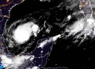 Esta imagen de satélite de la Oficina Nacional de Administración Oceánica y Atmosférica de Estados Unidos (NOAA, por sus siglas en inglés) tomada a las 11:36 de la noche del domingo 6 de octubre de 2024 muestra al huracán Milton. (NOAA via AP)