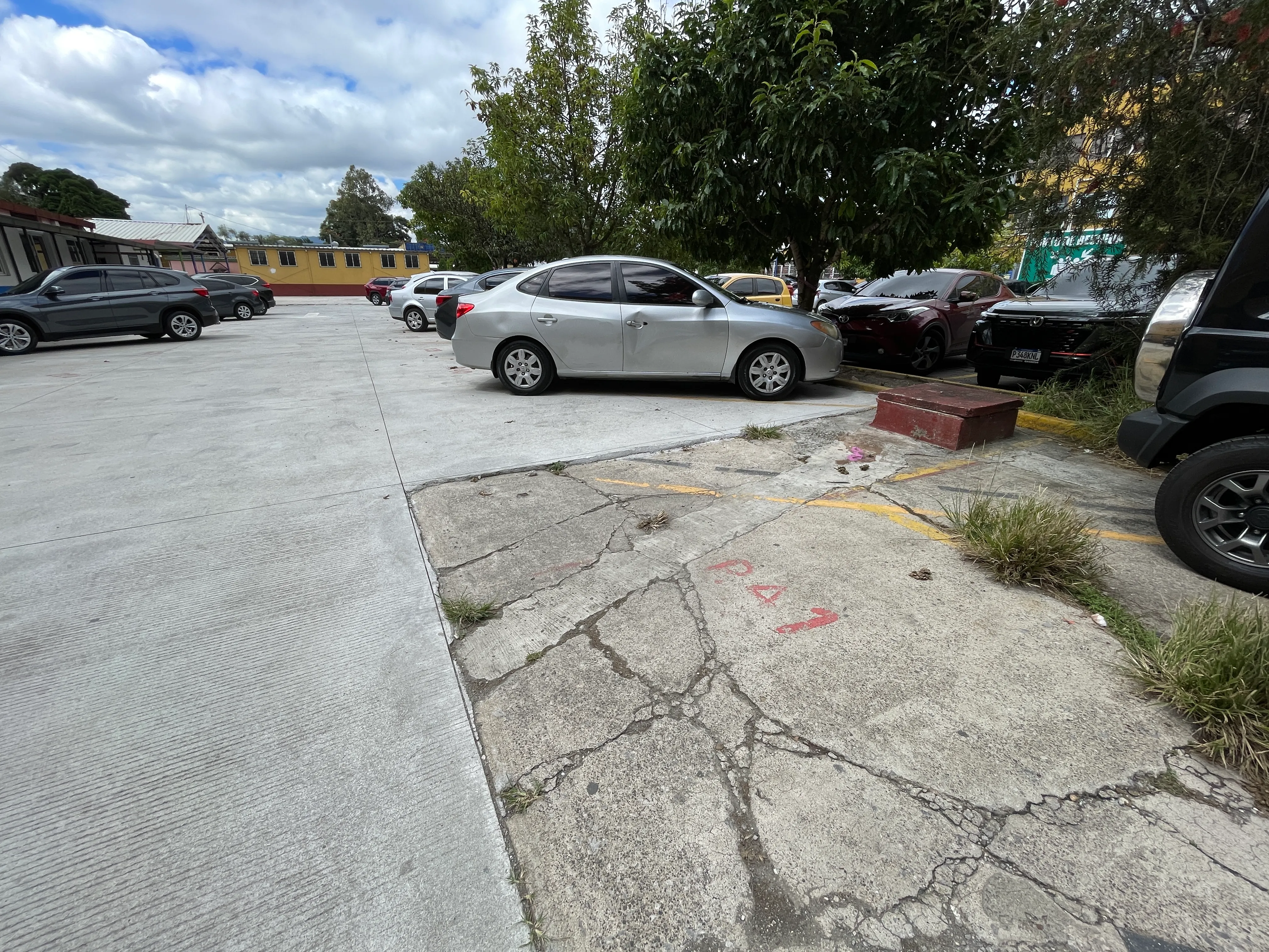 Muchos de los contratos fueron por mantenimiento de calles internas del hospital, pero no se realizaron. Foto La Hora / José Orozco. 