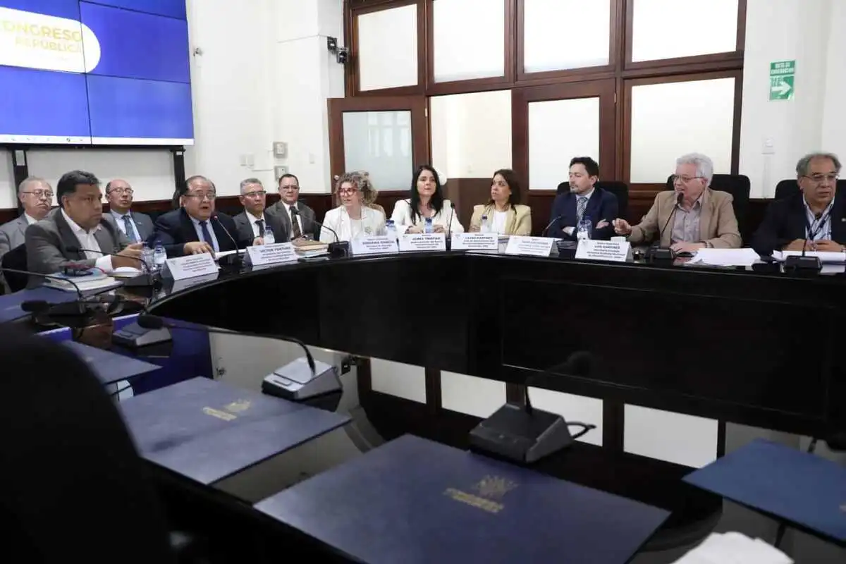 El consejo del INDE acudieron a una reunión con varios jefes de bloque por la solicitud de dos préstamos. Foto: Congreso