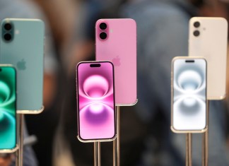 Teléfonos iPhone 16 exhibidos en la tienda Apple de la 5ta Avenida, en Nueva York, el 20 de septiembre de 2024. (AP Foto/Pamela Smith, Archivo)