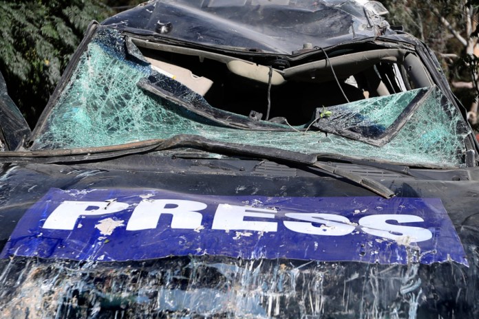 Un auto de prensa destrozado, visto en la zona donde un ataque aéreo israelí atacó una zona residencial ocupada por periodistas y mató a tres trabajadores de medios, según la agencia noticiosa estatal de Líbano, en Hasbaya, en el sureste de Líbano, el 25 de octubre de 2024. (AP Foto/Mohammed Zaatari)