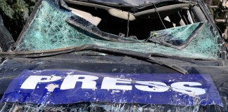 Un auto de prensa destrozado, visto en la zona donde un ataque aéreo israelí atacó una zona residencial ocupada por periodistas y mató a tres trabajadores de medios, según la agencia noticiosa estatal de Líbano, en Hasbaya, en el sureste de Líbano, el 25 de octubre de 2024. (AP Foto/Mohammed Zaatari)