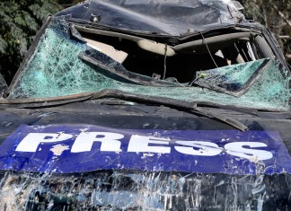 Un auto de prensa destrozado, visto en la zona donde un ataque aéreo israelí atacó una zona residencial ocupada por periodistas y mató a tres trabajadores de medios, según la agencia noticiosa estatal de Líbano, en Hasbaya, en el sureste de Líbano, el 25 de octubre de 2024. (AP Foto/Mohammed Zaatari)