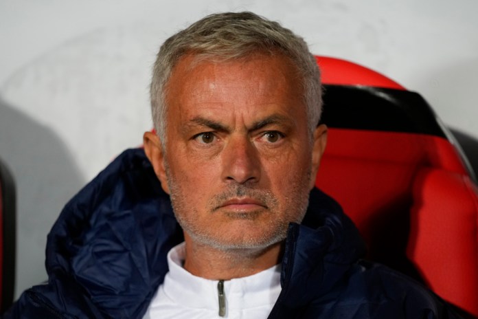 El técnico del Fenerbahçe Jose Mourinho observa el duelo de su equipo ante el Twente en la Liga Europa el jueves 3 de octubre del 2024. (AP Foto/Peter Dejong)