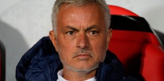 El técnico del Fenerbahçe Jose Mourinho observa el duelo de su equipo ante el Twente en la Liga Europa el jueves 3 de octubre del 2024. (AP Foto/Peter Dejong)