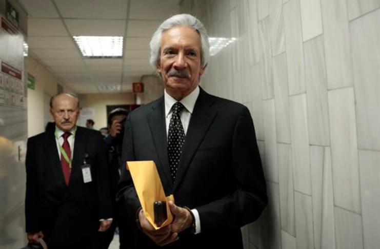 Fotografía de archivo del 15 de mayo de 2024 del periodista guatemalteco José Rubén Zamora Marroquín durante una diligencia en la Torre de Tribunales, en Ciudad de Guatemala (Guatemala). Zamora Marroquín cumplió este lunes 800 días en prisión, sin juicio ni condena confirmada hasta el momento y sin posibilidades de salir hasta 2025, según denunció su hijo. EFE/ David Toro ARCHIVO