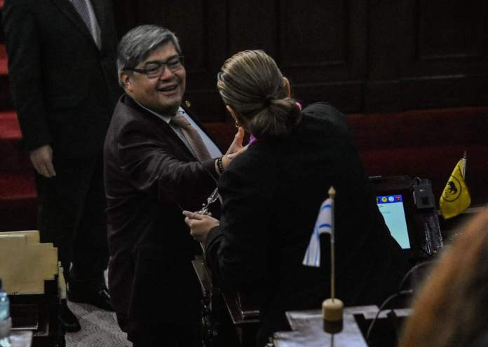 El ministro de Gobernación, Francisco Jiménez, ingresa al Congreso para su interpelación. Foto La Hora: Daniel Ramírez