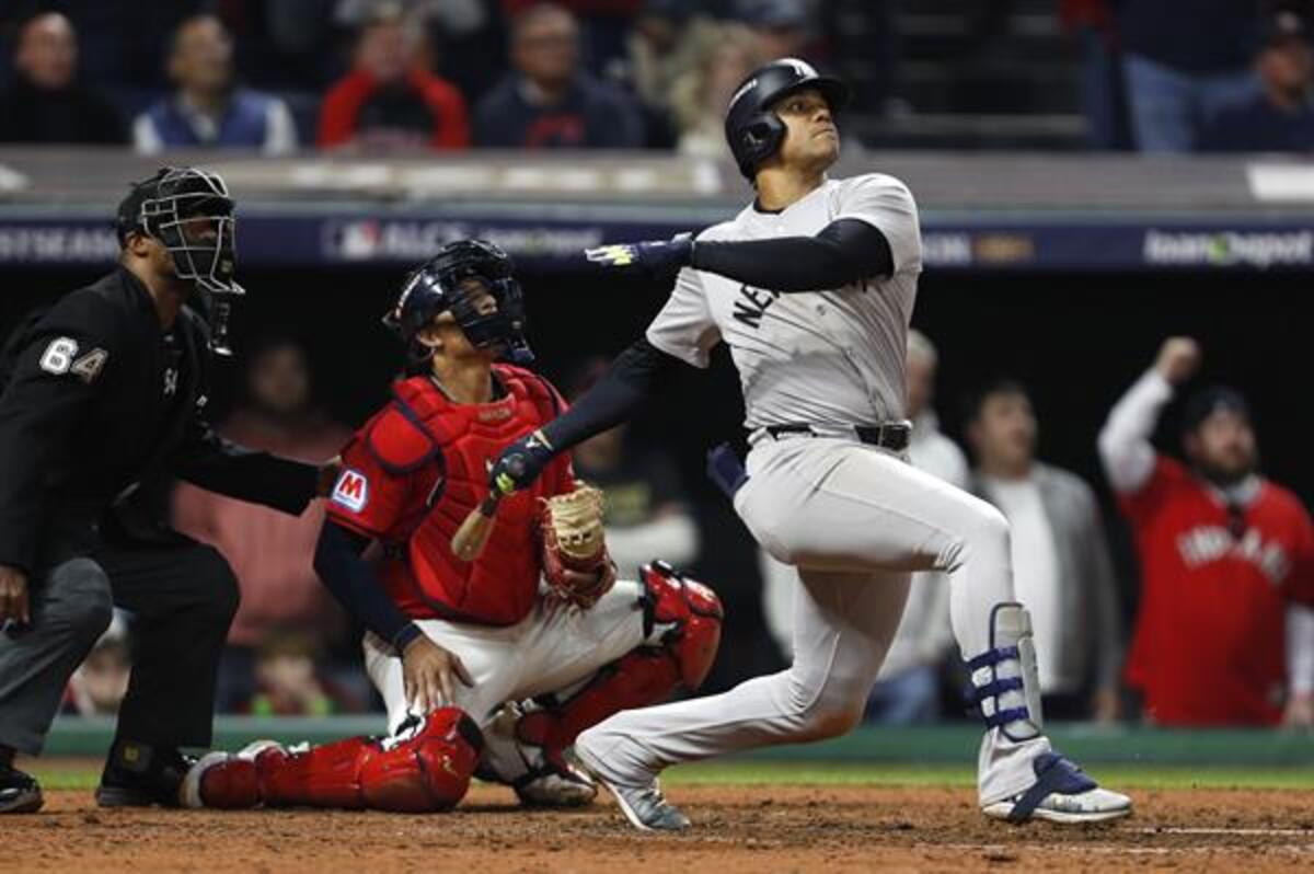 Juan Soto de los Yankees de Nueva York conecta jonrón de tres carreras durante la Serie de Campeonato de la Liga Americana de las Grandes Ligas de Béisbol (MLB). EFE/EPA/DAVID MAXWELL