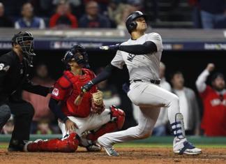 Juan Soto de los Yankees de Nueva York conecta jonrón de tres carreras durante la Serie de Campeonato de la Liga Americana de las Grandes Ligas de Béisbol (MLB). EFE/EPA/DAVID MAXWELL