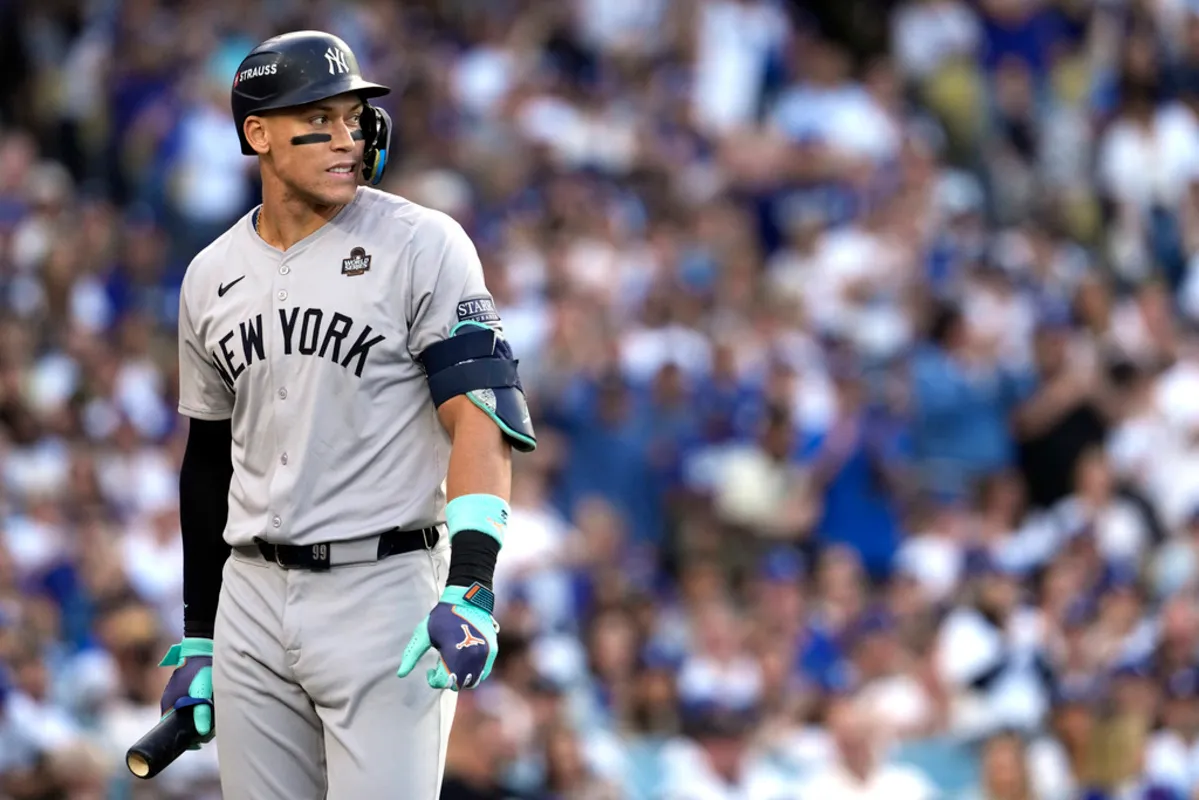 Aaron Judge, de los Yankees de Nueva York regresa al banco luego de poncharse ante los Dodgers de Los Ángeles durante el primer episodio del Juego 2 de la Serie Mundial, el sábado 26 de octubre de 2024, en Los Ángeles. (AP Foto/Godofredo A. Vásquez)