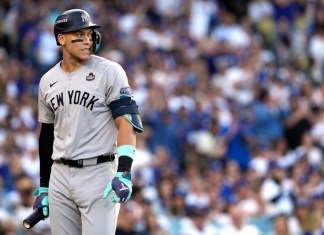 Aaron Judge, de los Yankees de Nueva York regresa al banco luego de poncharse ante los Dodgers de Los Ángeles durante el primer episodio del Juego 2 de la Serie Mundial, el sábado 26 de octubre de 2024, en Los Ángeles. (AP Foto/Godofredo A. Vásquez)