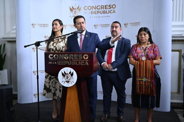 El presidente del Congreso y su junta directiva, apoyaron declararse en sesión permanente. Foto: Fabricio Alonzo