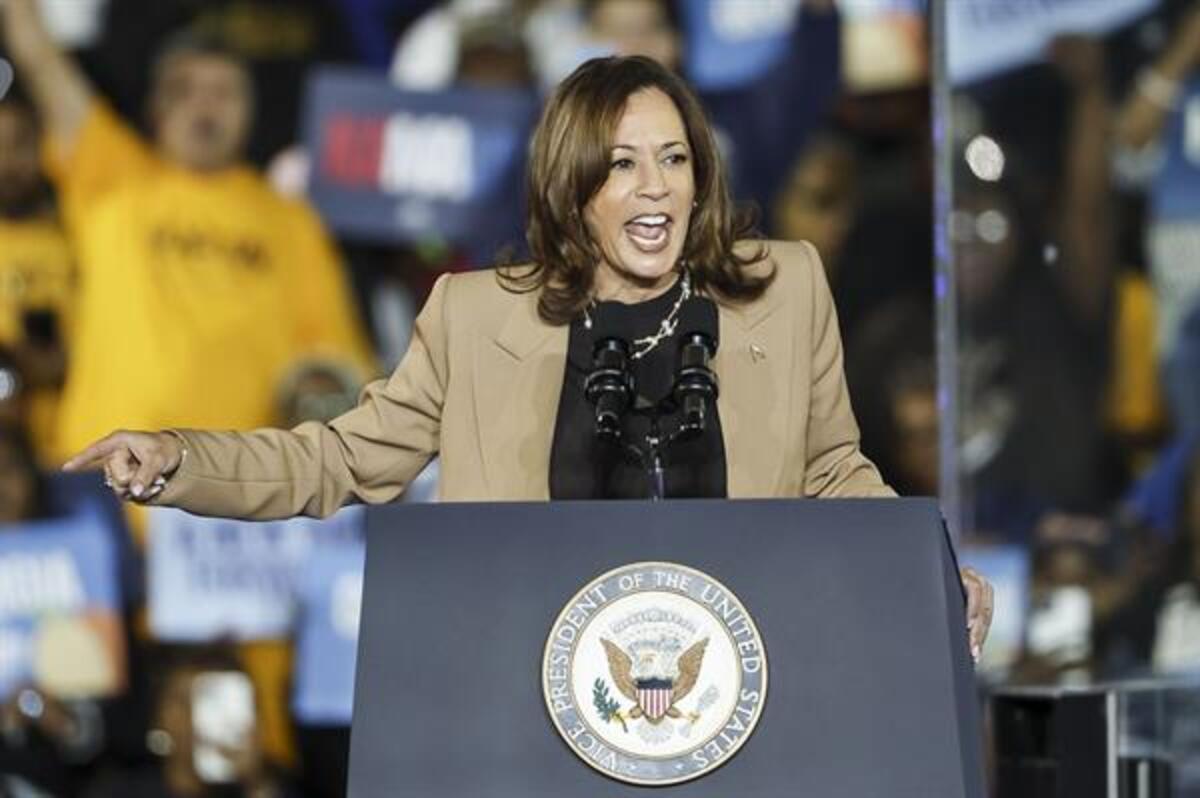 Fotografía de archivo del 24 de octubre de 2024 de la vicepresidenta estadounidense y candidata presidencial, Kamala Harris, mientras habla durante un mitin de campaña en el estadio James R. Hallford en Clarkston, Georgia (EE. UU). La vicepresidenta y candidata demócrata Kamala Harris podría convertirse en la primera mujer en llegar a la Presidencia de Estados Unidos, un hito al que se acerca sin apenas hablar de sus raíces como hija de Jamaica y la India, dando por hecho que la sociedad estadounidense está lista para alguien como ella. EFE/Erik S. Lesser ARCHIVO