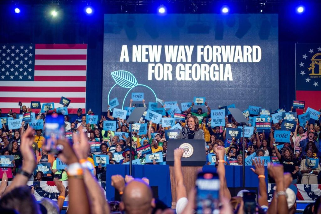 Kamala Harris durante su campaña presidencial, en el anfiteatro Lakewood en Atlanta, Georgia. Foto La Hora (Estados Unidos) EFEEPAAndi Rice POOL