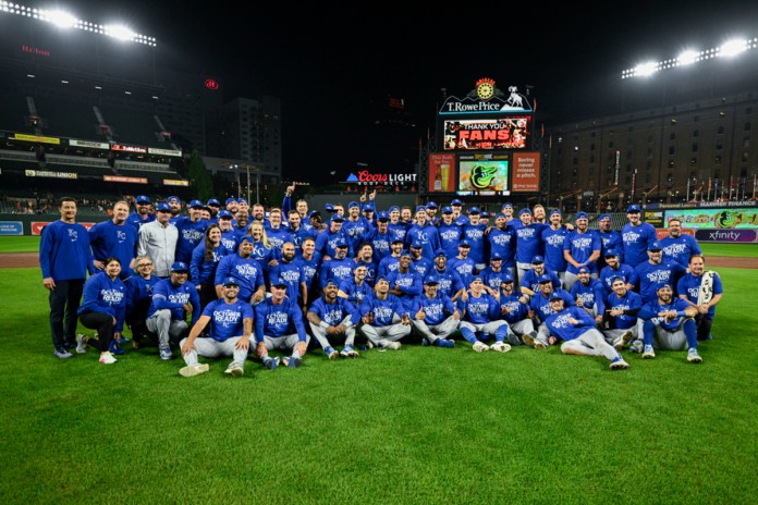 Los jugadores y el personal de los Kansas City Royals posan para los fotógrafos después de derrotar a los Baltimore Orioles por 2-1 en el segundo juego de la Serie de Comodines de la Liga Americana, el miércoles 2 de octubre de 2024 en Baltimore. (Foto AP/Nick Wass)