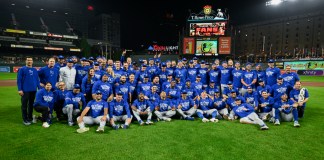 Los jugadores y el personal de los Kansas City Royals posan para los fotógrafos después de derrotar a los Baltimore Orioles por 2-1 en el segundo juego de la Serie de Comodines de la Liga Americana, el miércoles 2 de octubre de 2024 en Baltimore. (Foto AP/Nick Wass)