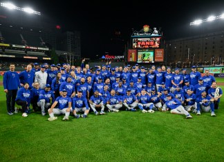 Los jugadores y el personal de los Kansas City Royals posan para los fotógrafos después de derrotar a los Baltimore Orioles por 2-1 en el segundo juego de la Serie de Comodines de la Liga Americana, el miércoles 2 de octubre de 2024 en Baltimore. (Foto AP/Nick Wass)