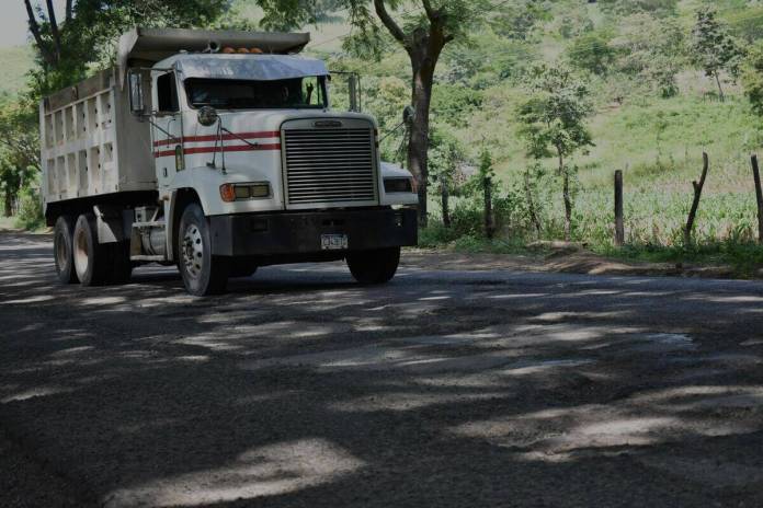 Un camión circula sobre el kilómetro 165 de la ruta que conduce hacia El Salvador.