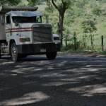 Un camión circula sobre el kilómetro 165 de la ruta que conduce hacia El Salvador.