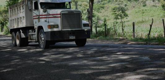 Un camión circula sobre el kilómetro 165 de la ruta que conduce hacia El Salvador.