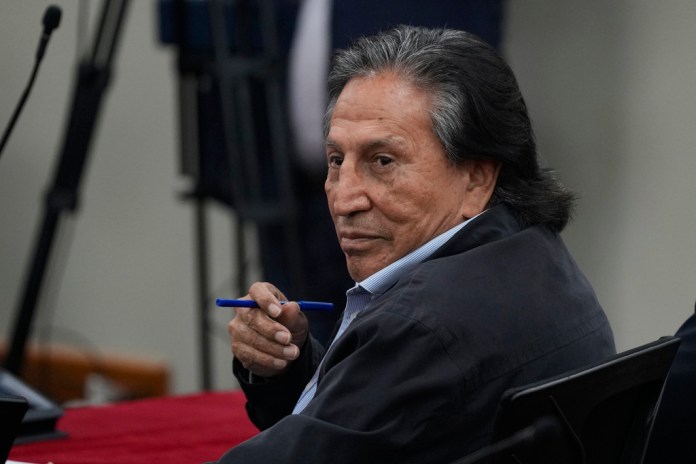 El expresidente peruano Alejandro Toledo asiste a una sesión judicial donde el juez fallará en su caso de corrupción en Lima, Perú, el lunes 21 de octubre de 2024. (AP Foto/Guadalupe Pardo)