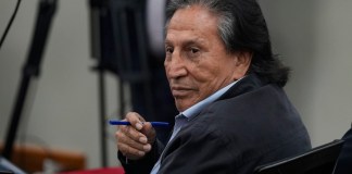 El expresidente peruano Alejandro Toledo asiste a una sesión judicial donde el juez fallará en su caso de corrupción en Lima, Perú, el lunes 21 de octubre de 2024. (AP Foto/Guadalupe Pardo)