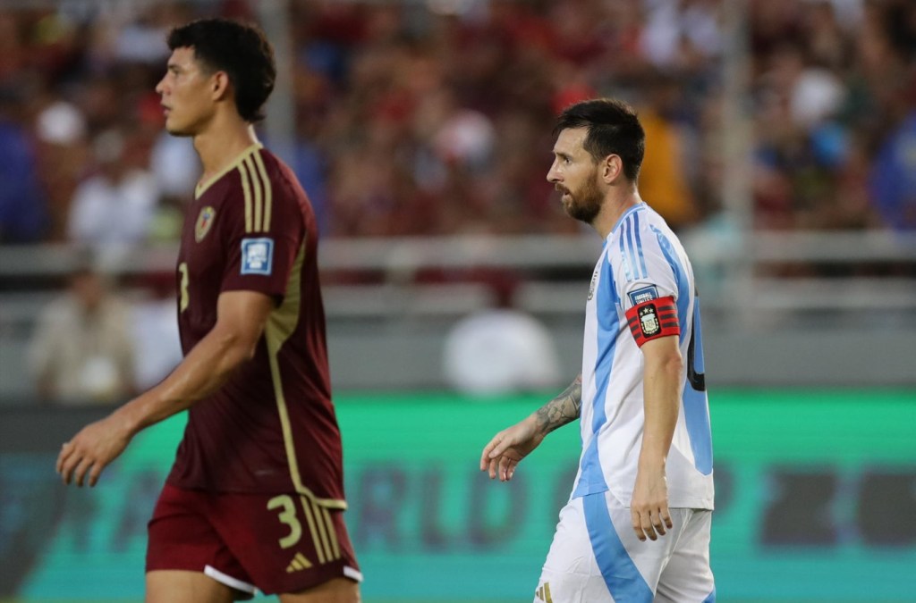 Lionel Messi de Argentina reacciona este jueves, en un partido de las eliminatorias sudamericanas para el Mundial de 2026 entre Venezuela y Argentina en el estadio Monumental de Maturín (Venezuela). EFE/ Ronald Peña R.