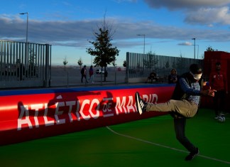 Un aficionado trata de patear a ciegas un balón antes del partido de la Liga de Campeones entre el Atlético de Madrid y el Lille en el Estadio Metropolitano, el miércoles 23 de octubre de 2024 (AP Foto/Manu Fernández)