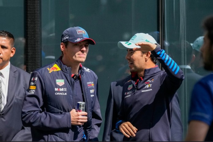 Los pilotos de Red Bull Max Verstappen (izquierda) y Sergio Pérez asisten a un evento promocional en la Ciudad de México, el miércoles 23 de octubre de 2024, previo al Gran Premio de México. (AP Foto/Moisés Castillo)
