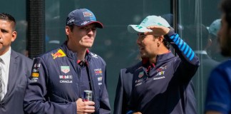 Los pilotos de Red Bull Max Verstappen (izquierda) y Sergio Pérez asisten a un evento promocional en la Ciudad de México, el miércoles 23 de octubre de 2024, previo al Gran Premio de México. (AP Foto/Moisés Castillo)