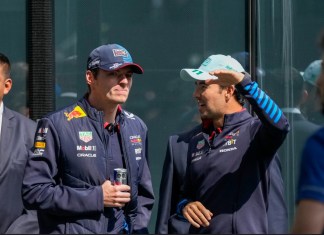 Los pilotos de Red Bull Max Verstappen (izquierda) y Sergio Pérez asisten a un evento promocional en la Ciudad de México, el miércoles 23 de octubre de 2024, previo al Gran Premio de México. (AP Foto/Moisés Castillo)
