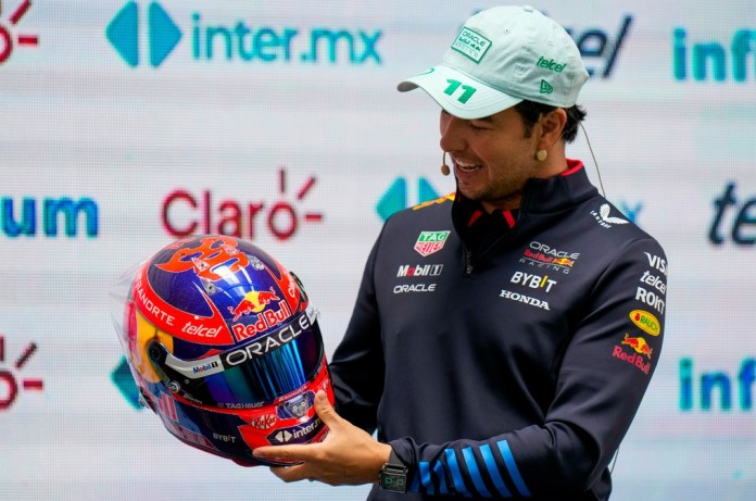 El piloto mexicano de Red Bull Sergio Pérez muestra su casco durante evento promocional en la Ciudad de México, el miércoles 23 de octubre de 2024, previo al Gran Premio de México. (AP Foto/Moisés Castillo)